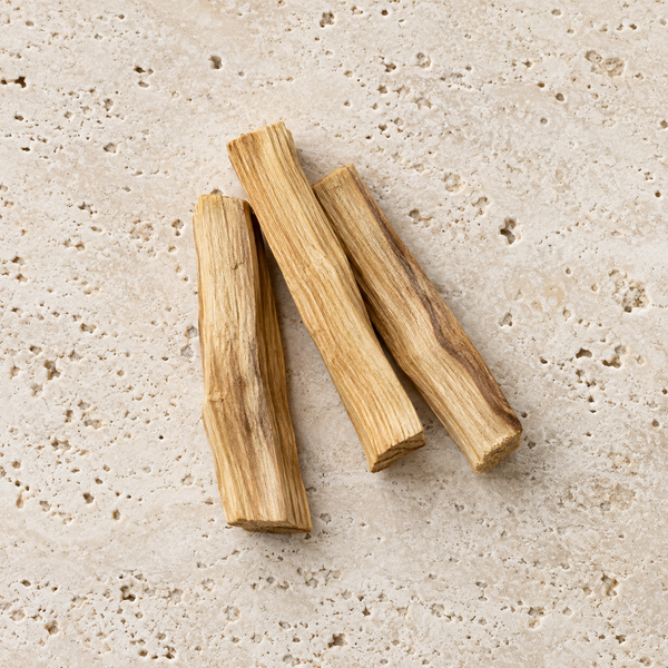 Helle Palo-Santo-Holzstücke mit natürlicher Maserung