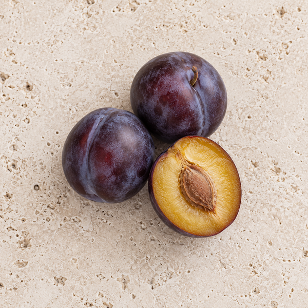 Prunes foncées dont une moitié coupée