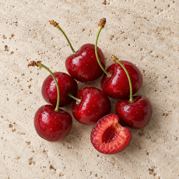 Leuchtend rote Sauerkirschen mit Stielen