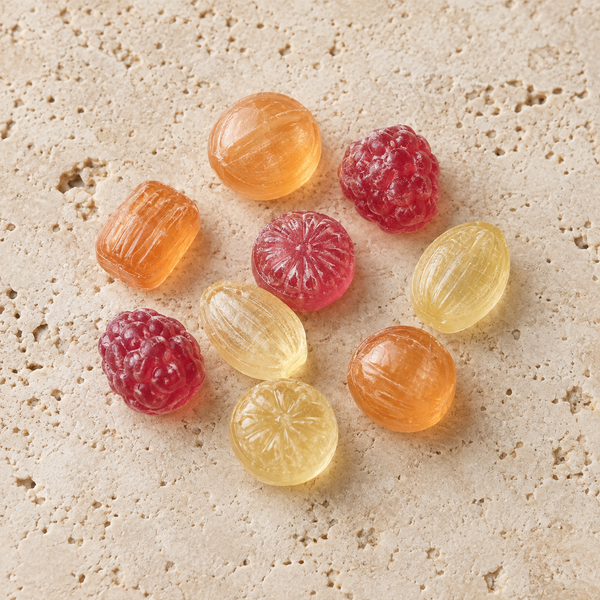 Caramelle colorate alla frutta che evocano un accordo tutti frutti