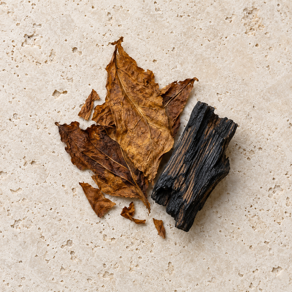 Tabakblatt und dunkles Holz als Symbol für einen rauchigen Akkord