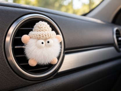 Weisse Wuschel Duftfigur an der Lüftung im Auto